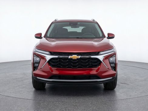 Used 2025 Chevrolet Trax LT FWD image 2
