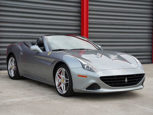 Used 2016 Ferrari California T RWD image 10