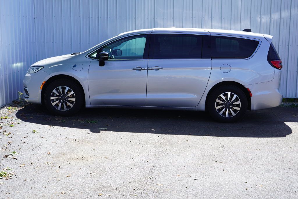 Used 2024 Chrysler Pacifica Limited FWD image 3