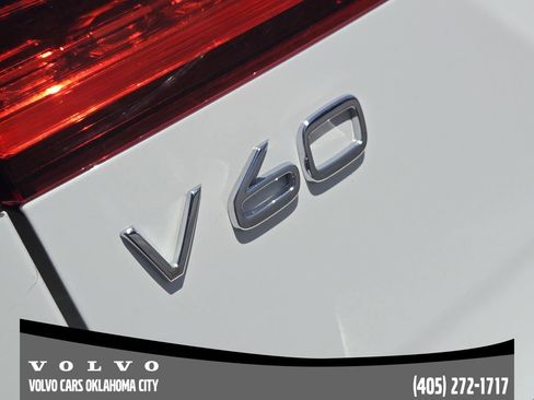 Used 2020 Volvo V60 T5 Cross Country image 10