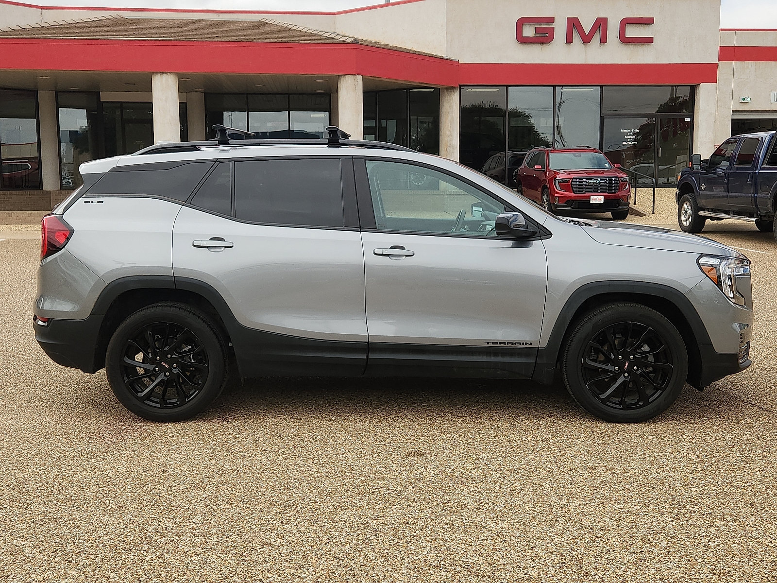 Used 2023 GMC Terrain SLE w/ Driver Convenience Package FWD image 5