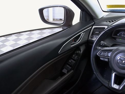 Used 2018 MAZDA MAZDA3 Touring image 19