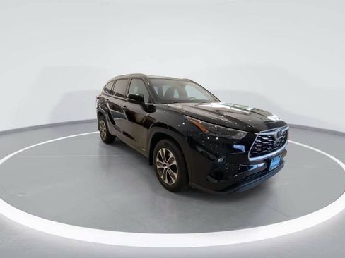 Used 2022 Toyota Highlander XLE AWD/4WD image 2