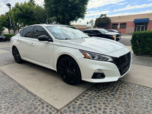 Used 2022 Nissan Altima 2.5 SR w/ Midnight Edition Package image 3