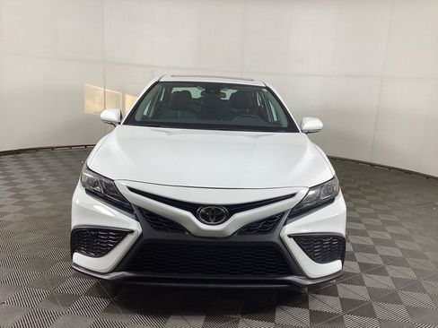 Used 2021 Toyota Camry SE w/ Cold Weather Package image 6