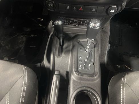 Used 2015 Jeep Wrangler Unlimited Rubicon w/ Connectivity Group image 18