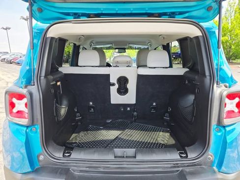 Used 2020 Jeep Renegade Latitude w/ Cold Weather Group FWD image 9