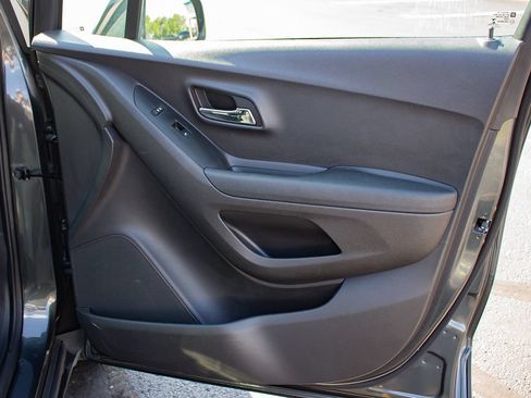 Used 2020 Chevrolet Trax LS AWD/4WD image 21