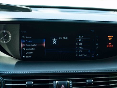 Used 2019 Lexus LS 500 F Sport w/ Accessory Package (Z2) AWD/4WD image 32