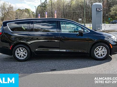 Used 2024 Chrysler Pacifica Touring-L image 9