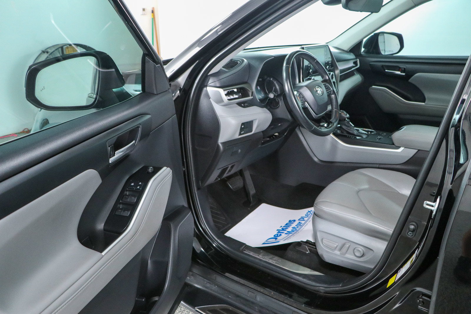 Used 2021 Toyota Highlander XLE FWD image 3