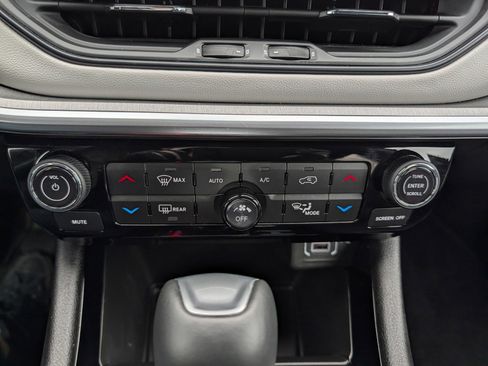 Used 2025 Jeep Compass Limited image 24