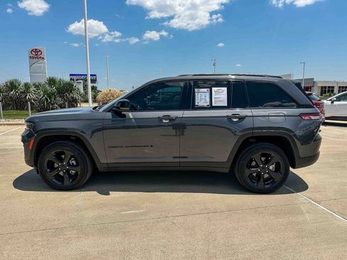 Used 2023 Jeep Grand Cherokee Altitude AWD/4WD image 6