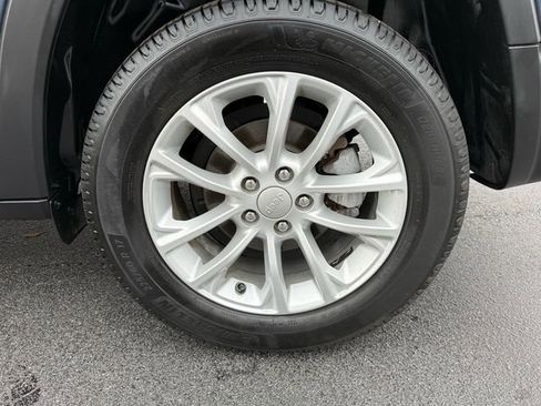 Used 2020 Jeep Cherokee Latitude w/ Cold Weather Group image 13