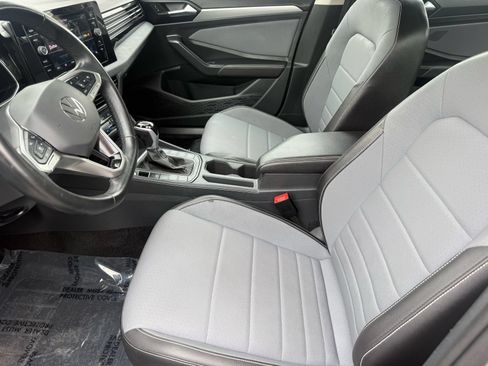 Used 2025 Volkswagen Jetta SE FWD image 13