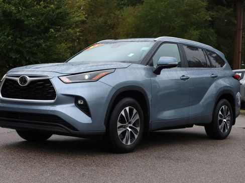 Used 2024 Toyota Highlander XLE image 1