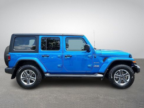 Used 2022 Jeep Wrangler Unlimited Sahara w/ Cold Weather Group AWD/4WD image 7