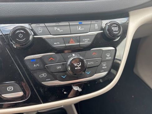 Used 2023 Chrysler Pacifica Touring-L image 31