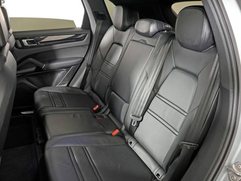 Certified 2023 Porsche Cayenne AWD/4WD image 36