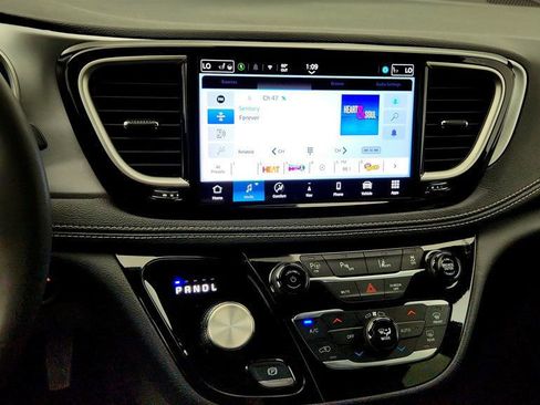 Used 2024 Chrysler Pacifica Limited FWD image 17