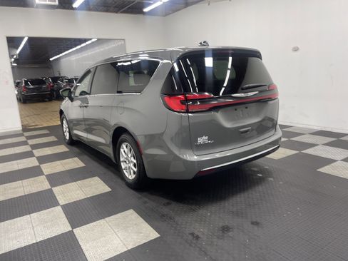 Used 2023 Chrysler Pacifica Touring-L image 2
