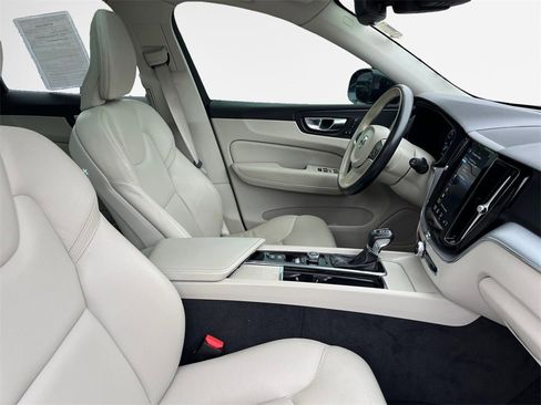 Used 2020 Volvo XC60 T5 Momentum image 29