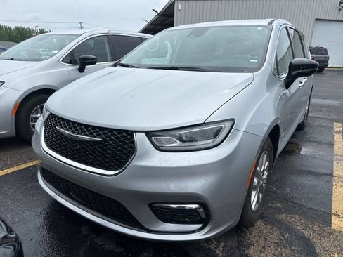 Certified 2024 Chrysler Pacifica Touring-L FWD image 17