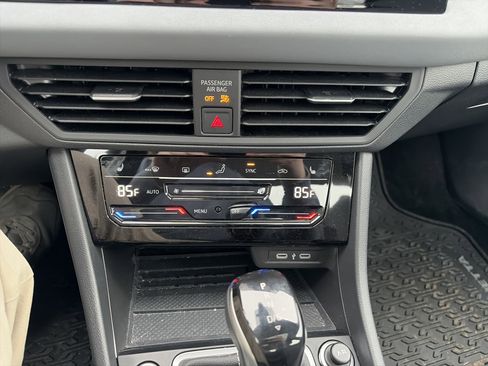 Certified 2025 Volkswagen Jetta SE image 27