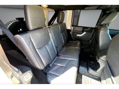 Used 2017 Jeep Wrangler Unlimited Rubicon w/ Connectivity Group AWD/4WD image 39