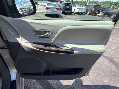 Used 2017 Toyota Sienna XLE w/ XLE Navigation Package FWD image 17