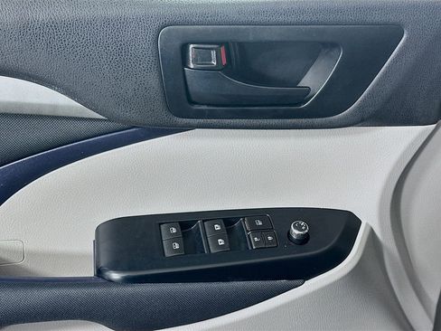Used 2019 Toyota Highlander LE image 17