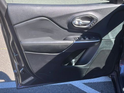 Used 2022 Jeep Cherokee Limited image 9