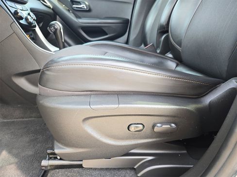 Used 2022 Chevrolet Trax LT w/ LT Convenience Package image 28