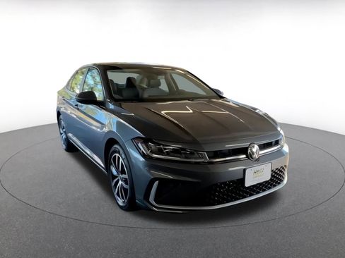 Used 2025 Volkswagen Jetta SE image 3