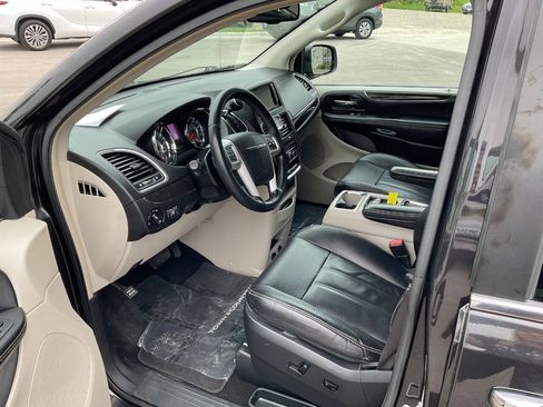 Used 2015 Chrysler Town & Country Touring w/ Driver Convenience Group FWD image 14