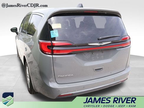 Used 2023 Chrysler Pacifica Touring-L FWD image 23