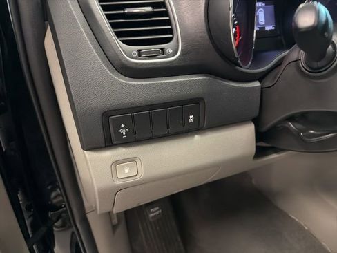 Used 2020 Kia Sedona L image 16