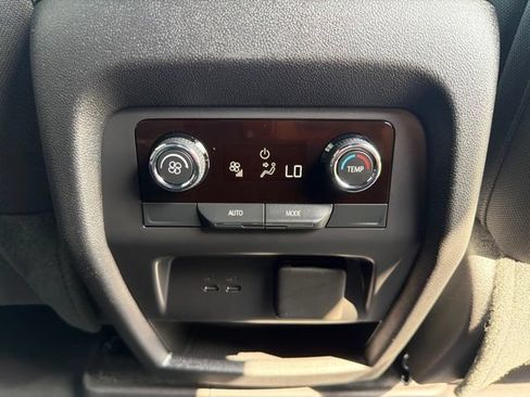 Used 2025 Chevrolet Traverse LT w/ Driver Confidence Package FWD image 18