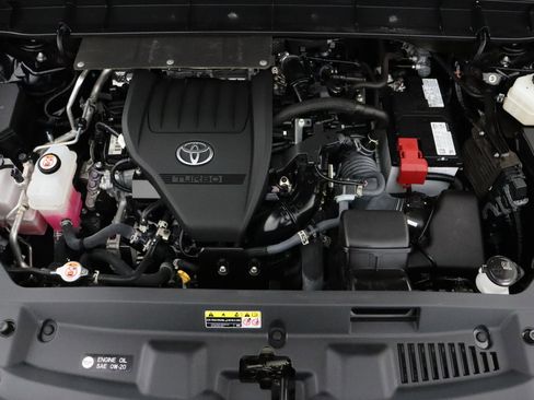 Used 2023 Toyota Highlander LE image 40