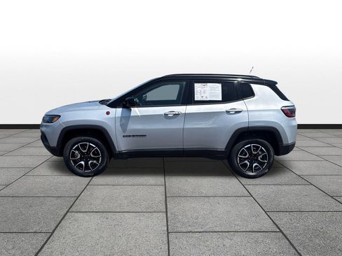 Used 2025 Jeep Compass Trailhawk AWD/4WD image 2
