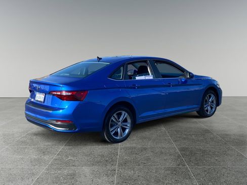 Used 2024 Volkswagen Jetta SE FWD image 5