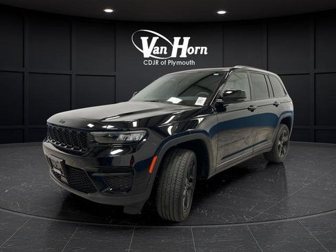 Used 2023 Jeep Grand Cherokee Altitude AWD/4WD image 3