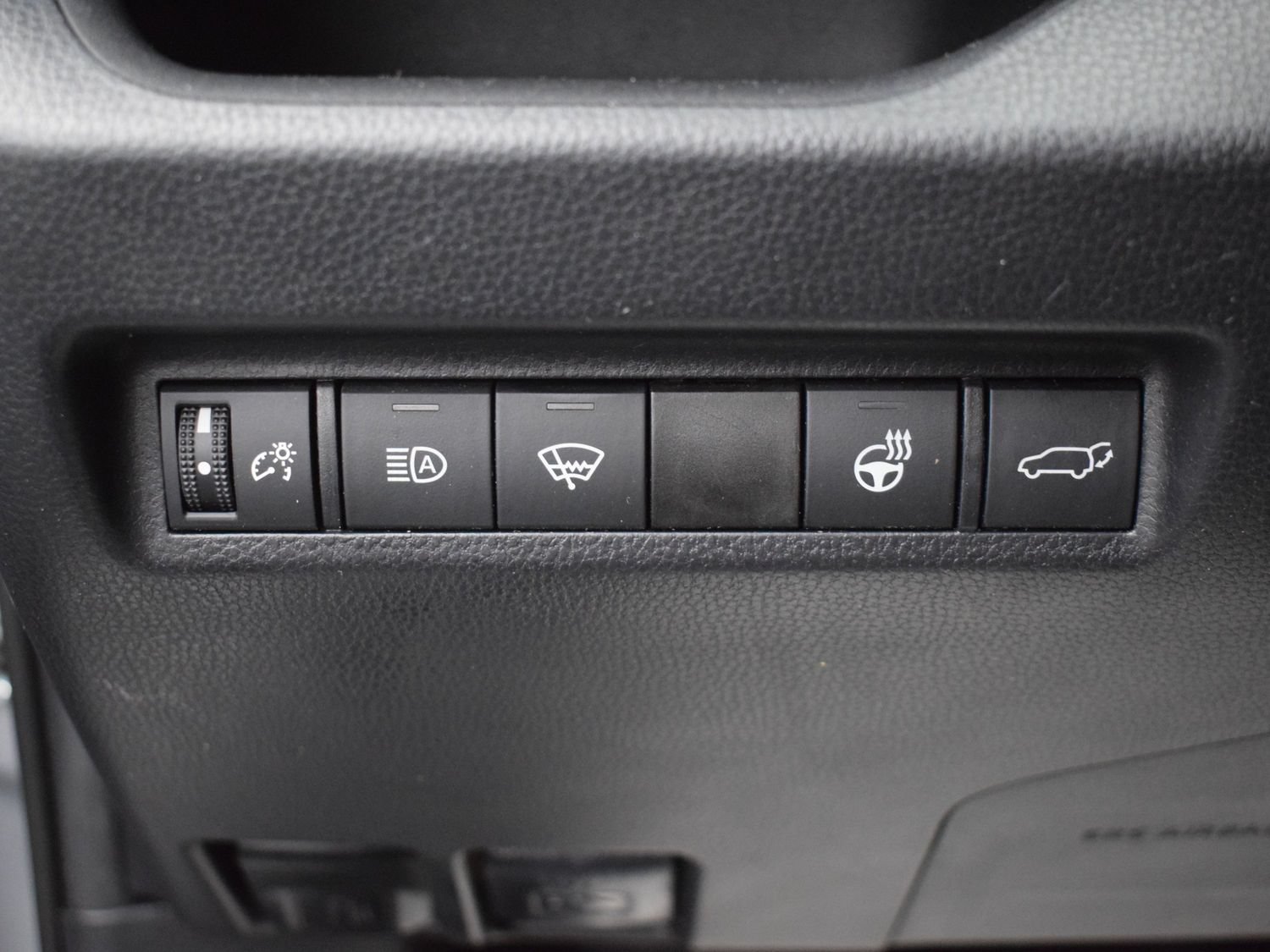 Used 2021 Toyota RAV4 XLE Premium AWD/4WD image 17