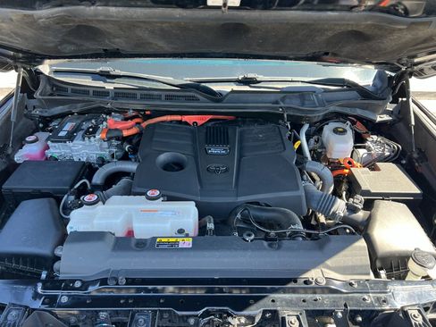 Used 2023 Toyota Sequoia Platinum AWD/4WD image 10