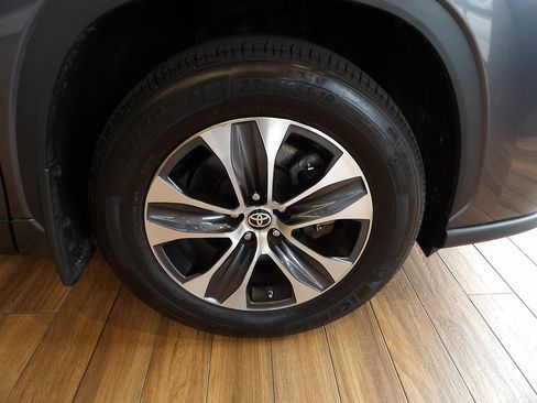 Used 2024 Toyota Highlander XLE AWD/4WD image 4