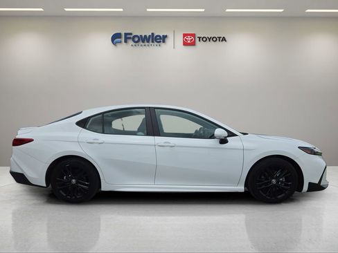 Used 2025 Toyota Camry SE FWD image 8