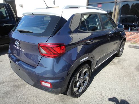 Used 2023 Hyundai Venue Limited FWD image 4