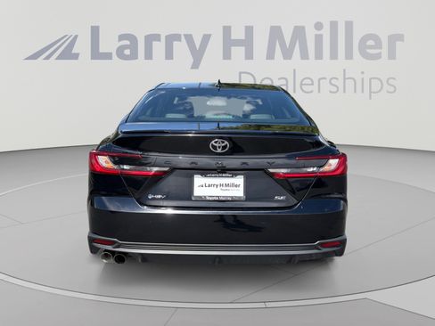 Used 2025 Toyota Camry SE FWD image 4