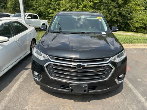 Used 2020 Chevrolet Traverse LT FWD image 2