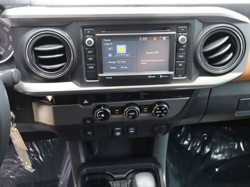 Used 2018 Toyota Tacoma SR5 RWD image 29